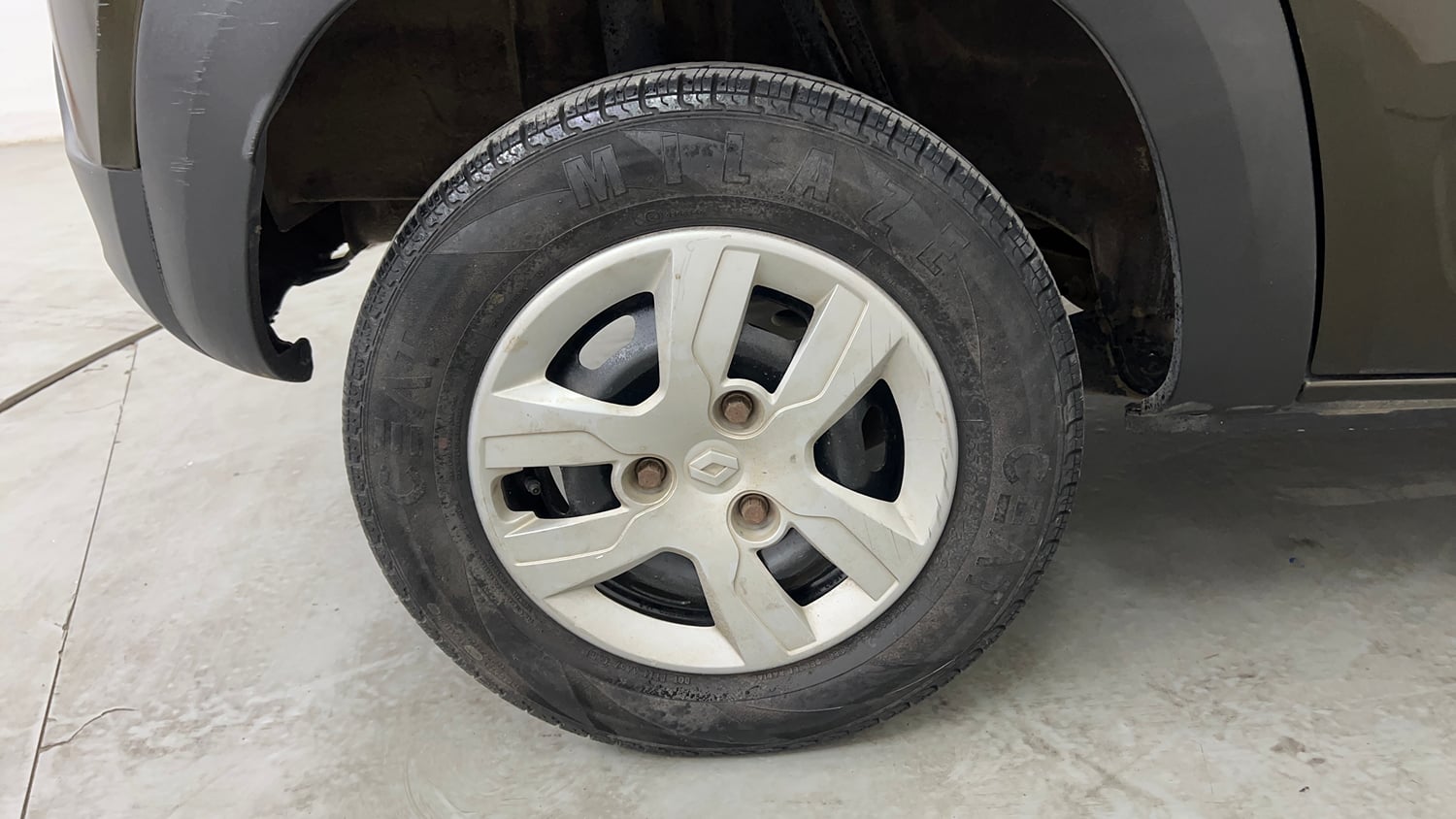 Used 2016 Renault Kwid RXT Petrol Manual tyres RIGHT REAR TYRE RIM VIEW