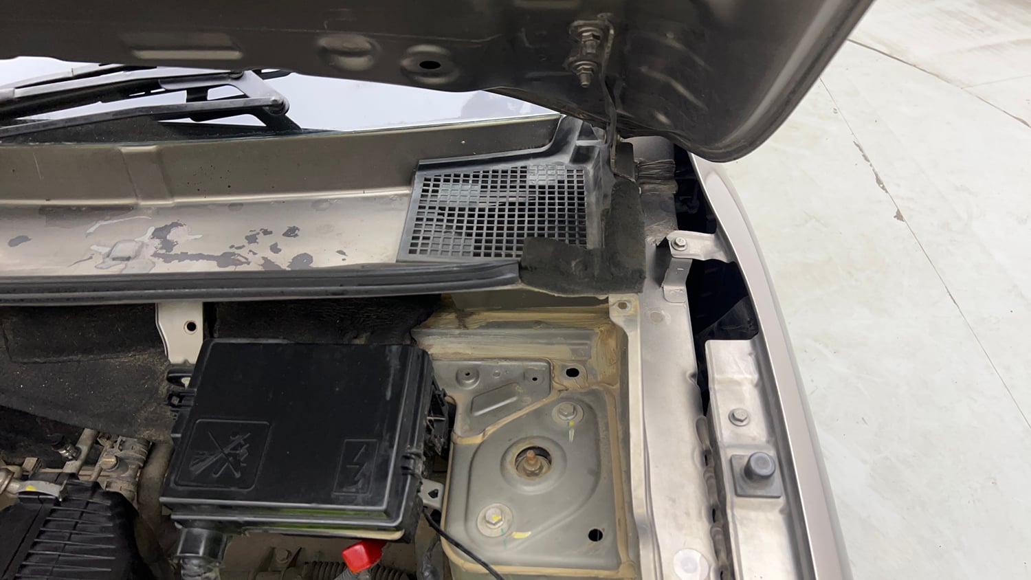 Used 2017 Renault Kwid 1.0 RXL AMT Petrol Automatic engine ENGINE LEFT SIDE HINGE & APRON VIEW