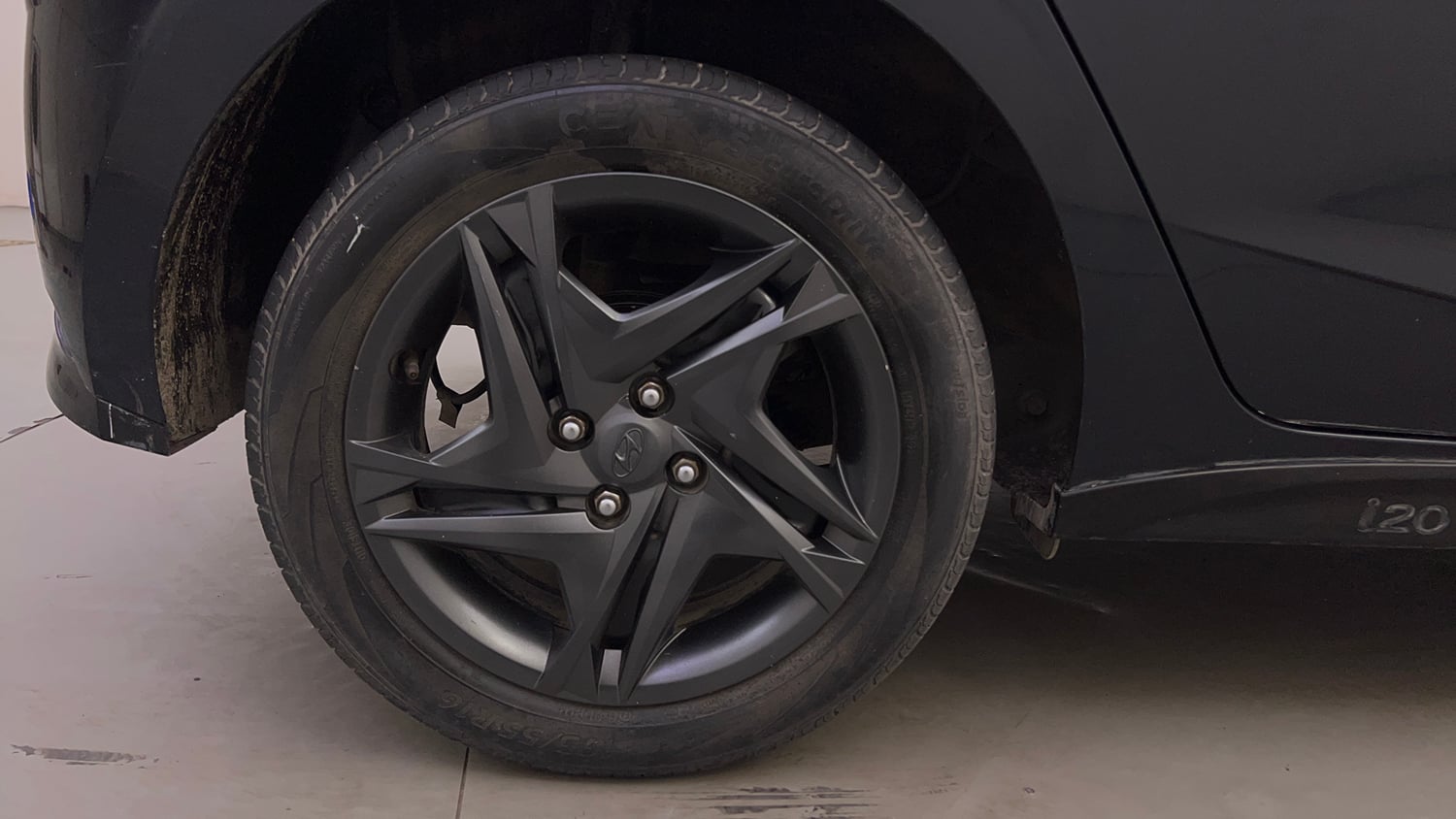 Used 2023 Hyundai i20 Sportz 1.2 IVT Petrol Automatic tyres RIGHT REAR TYRE RIM VIEW