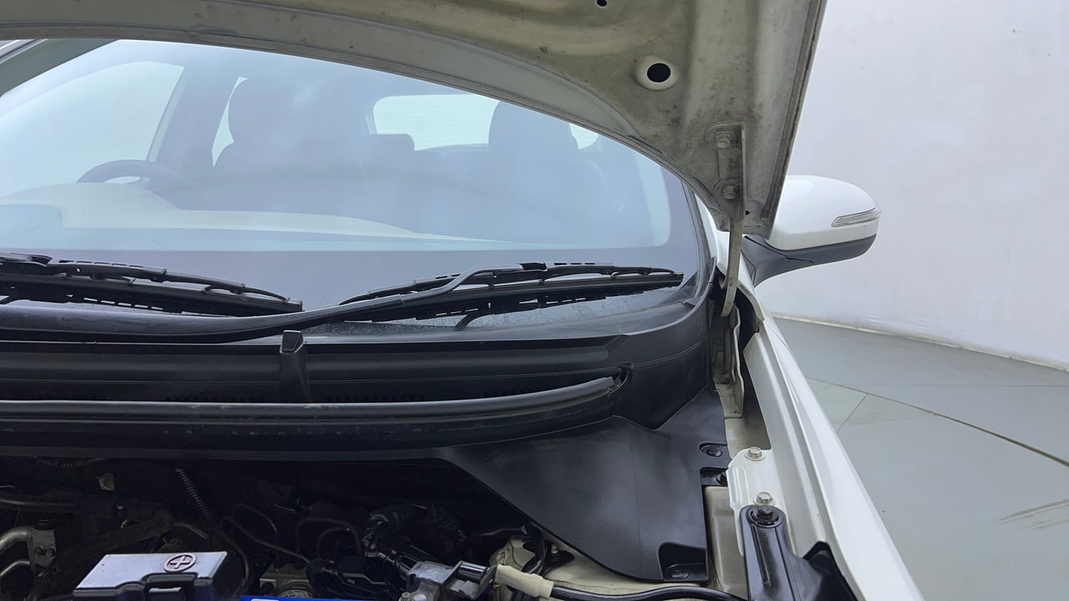 Used 2017 Hyundai Elite i20 Asta 1.2 (O) Petrol Manual engine ENGINE LEFT SIDE HINGE & APRON VIEW