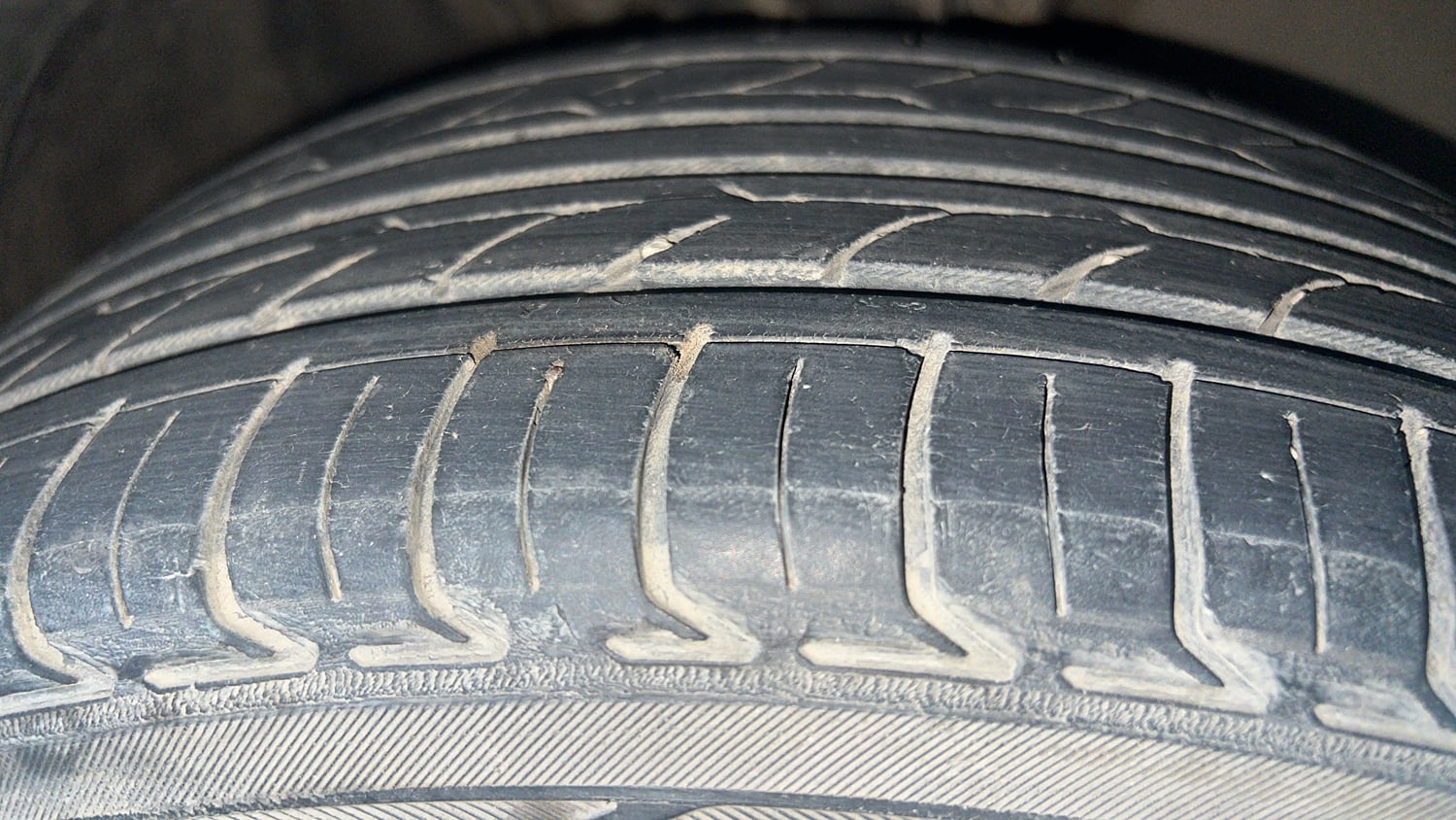Used 2014 Skoda Rapid 1.6 MPI Elegance Petrol Manual tyres RIGHT FRONT TYRE TREAD VIEW