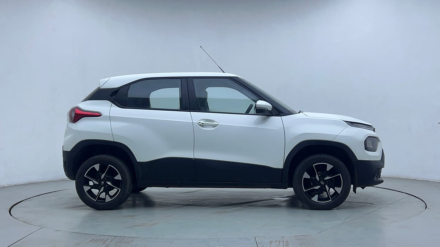 Used 2021 Tata Punch Accomplished Dazzle Pack MT Petrol Manual exterior RIGHT SIDE VIEW