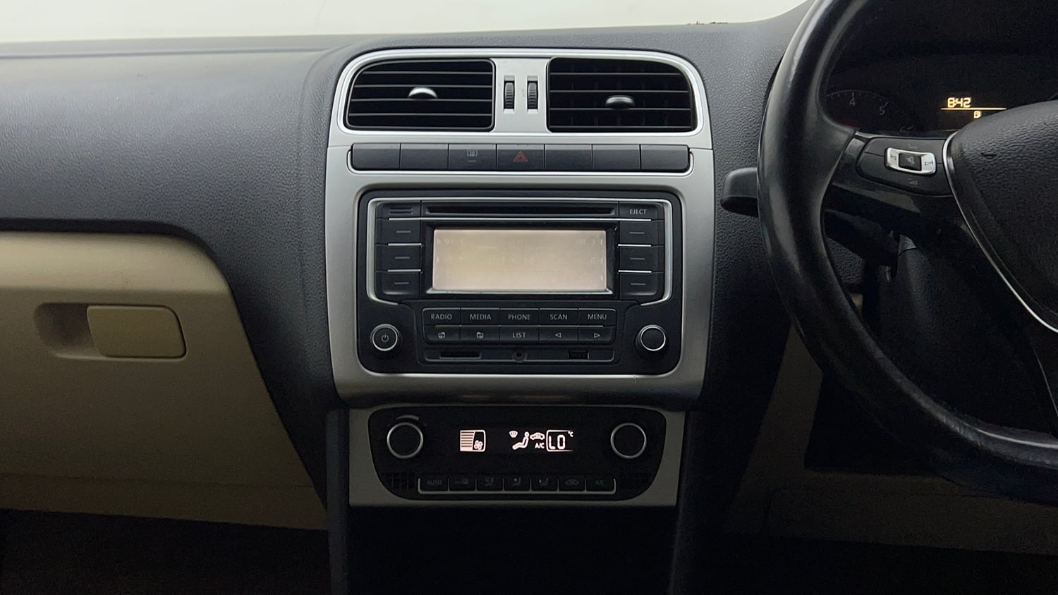 Used 2014 Volkswagen Polo Highline1.2L (P) Petrol Manual interior MUSIC SYSTEM & AC CONTROL VIEW