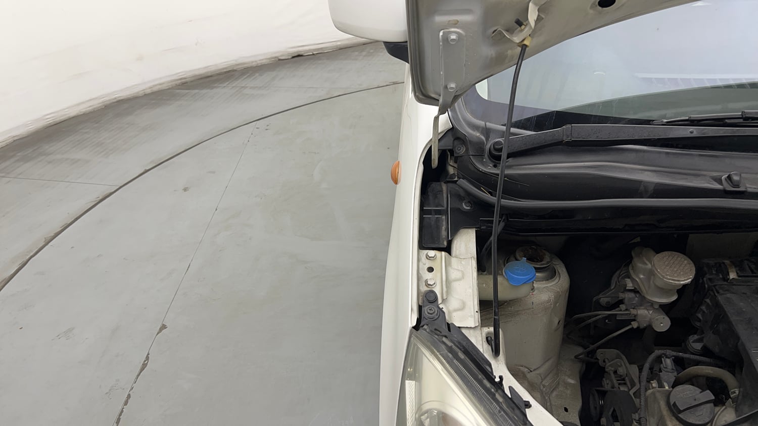 Used 2016 Maruti Suzuki Wagon R 1.0 VXI AMT Petrol Automatic engine ENGINE RIGHT SIDE HINGE & APRON VIEW
