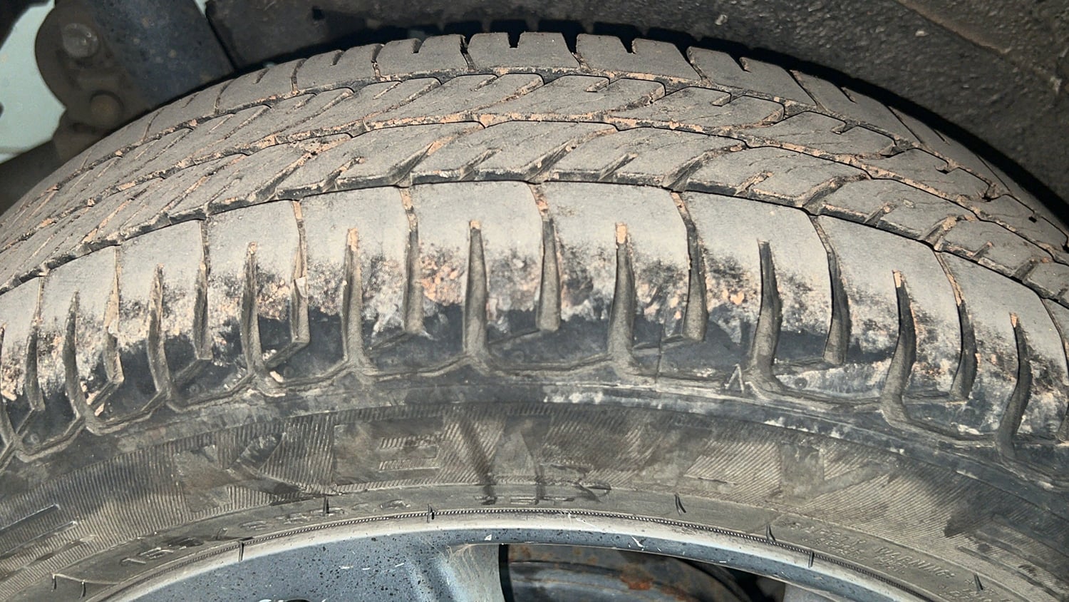 Used 2013 Maruti Suzuki Wagon R Stingray VXi Petrol Manual tyres RIGHT REAR TYRE TREAD VIEW