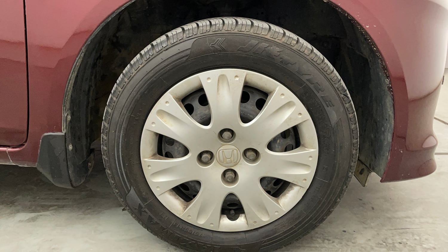 Used 2016 Honda Amaze 1.2 S AT i-VTEC Petrol Automatic tyres RIGHT FRONT TYRE RIM VIEW