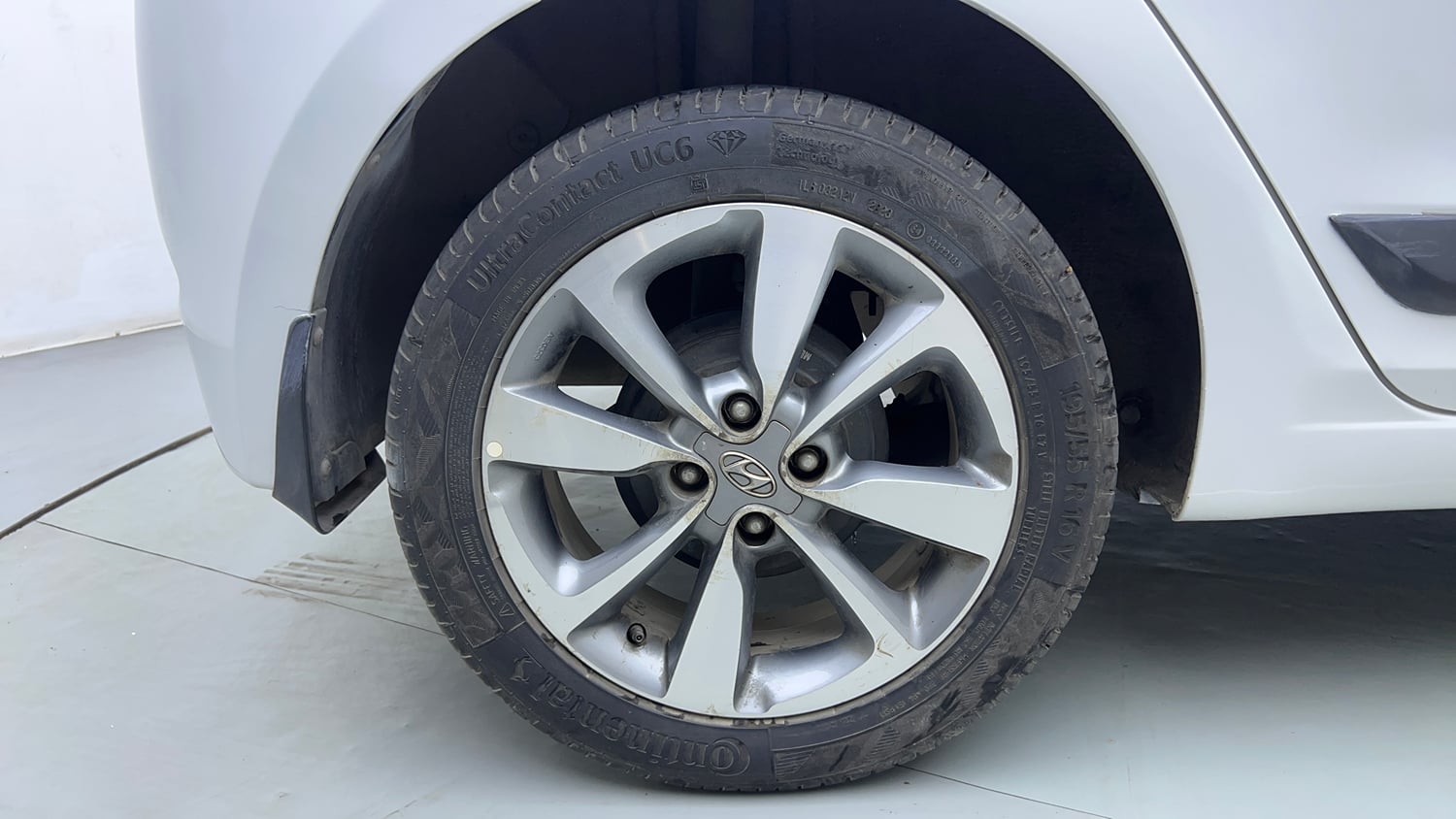 Used 2017 Hyundai Elite i20 Asta 1.2 (O) Petrol Manual tyres RIGHT REAR TYRE RIM VIEW