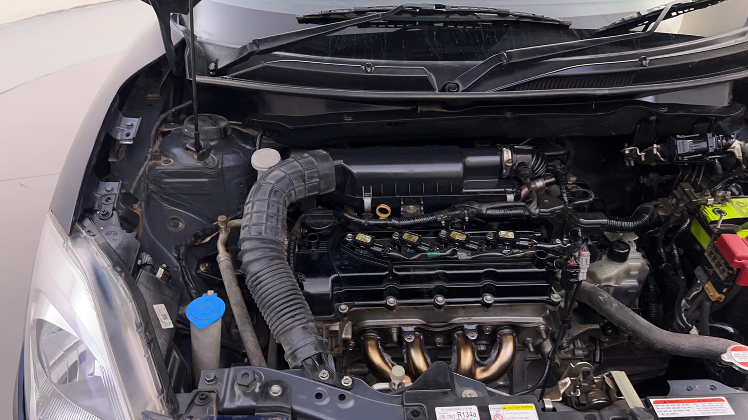 Used 2019 Maruti Suzuki Swift VXi AMT Petrol Automatic engine ENGINE RIGHT SIDE HINGE & APRON VIEW