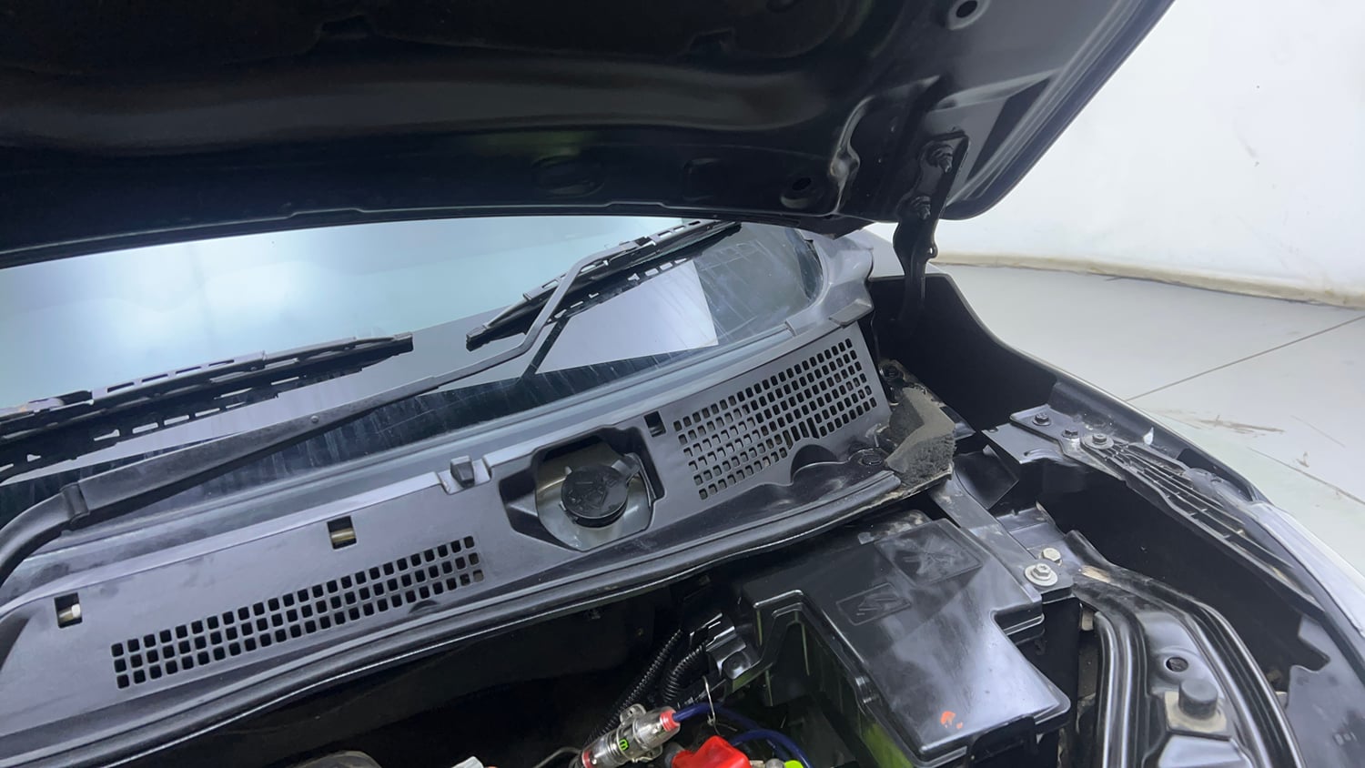 Used 2021 Nissan Magnite XV Turbo CVT Petrol Automatic engine ENGINE LEFT SIDE HINGE & APRON VIEW