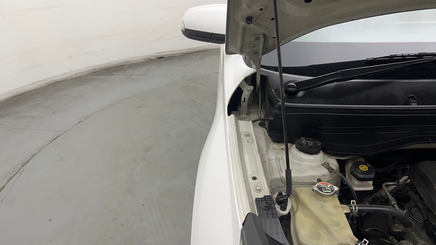 Used 2021 Hyundai Venue SX (O) 1.0 Turbo Petrol Manual engine ENGINE RIGHT SIDE HINGE & APRON VIEW