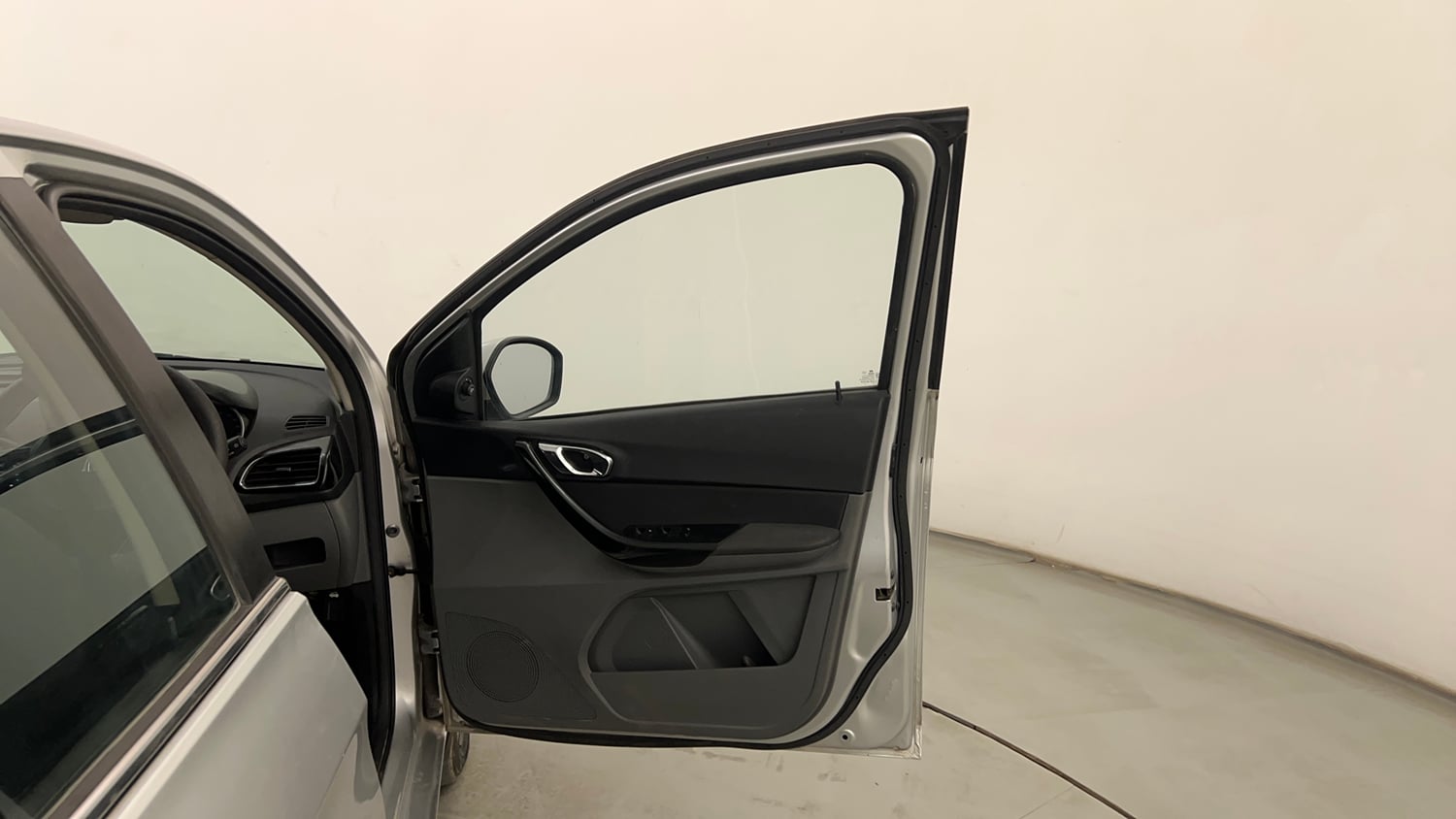 Used 2018 Tata Tigor Revotron XZ (O) Petrol Manual interior RIGHT FRONT DOOR OPEN VIEW