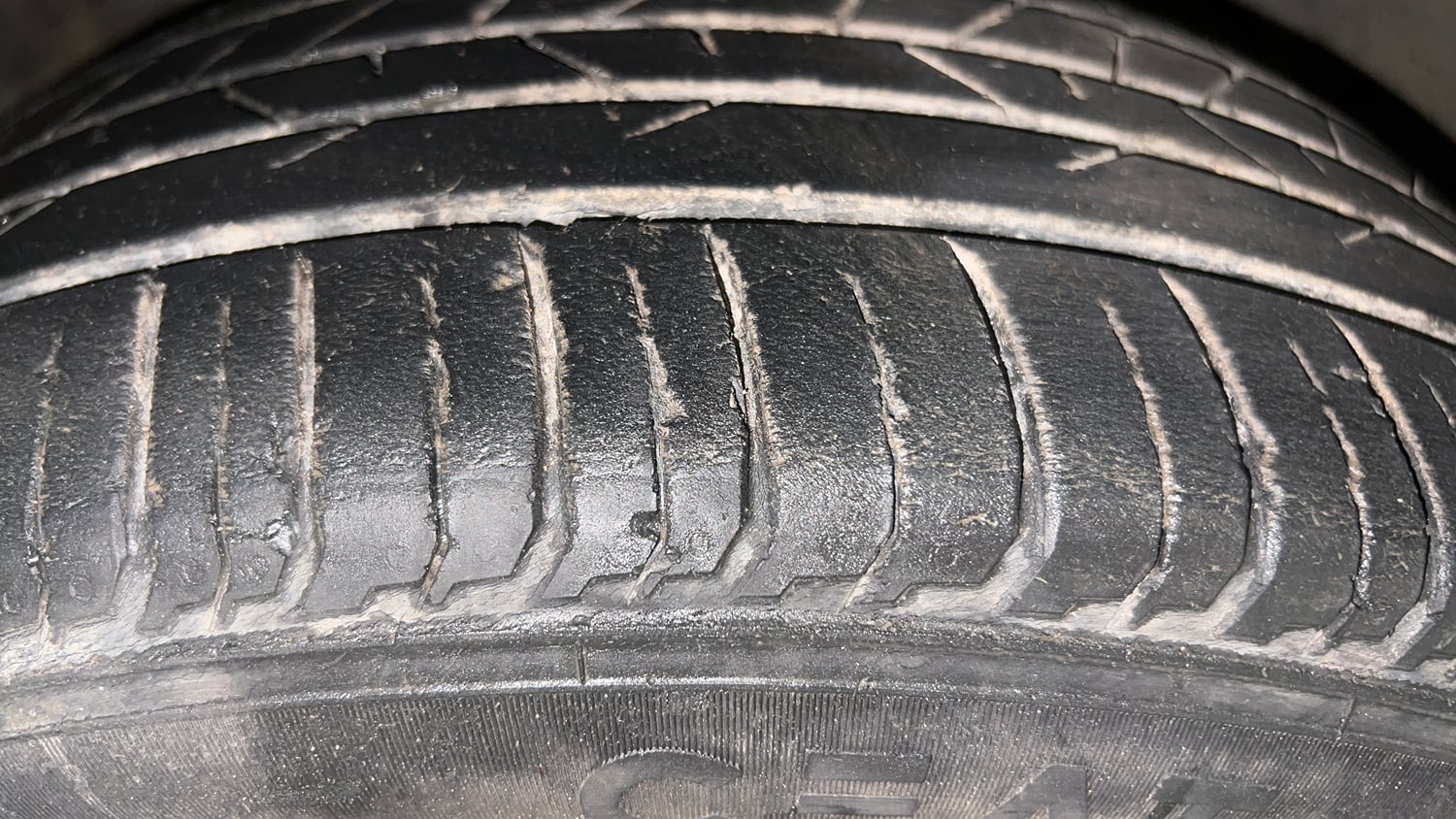Used 2023 Hyundai i20 Sportz 1.2 IVT Petrol Automatic tyres RIGHT FRONT TYRE TREAD VIEW