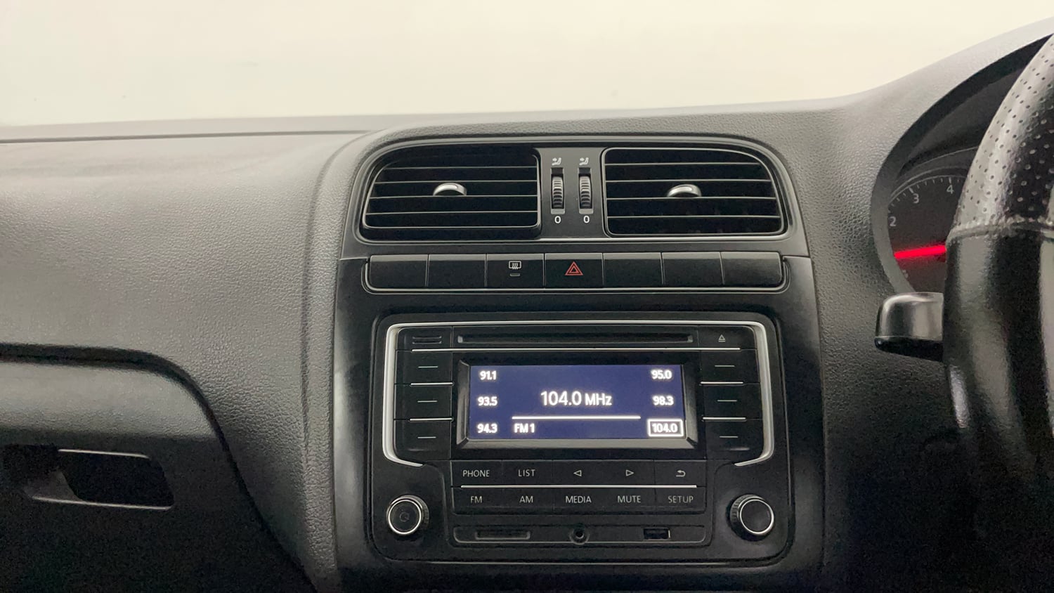 Used 2016 Volkswagen Polo Comfortline 1.2L (P) Petrol Manual interior MUSIC SYSTEM & AC CONTROL VIEW