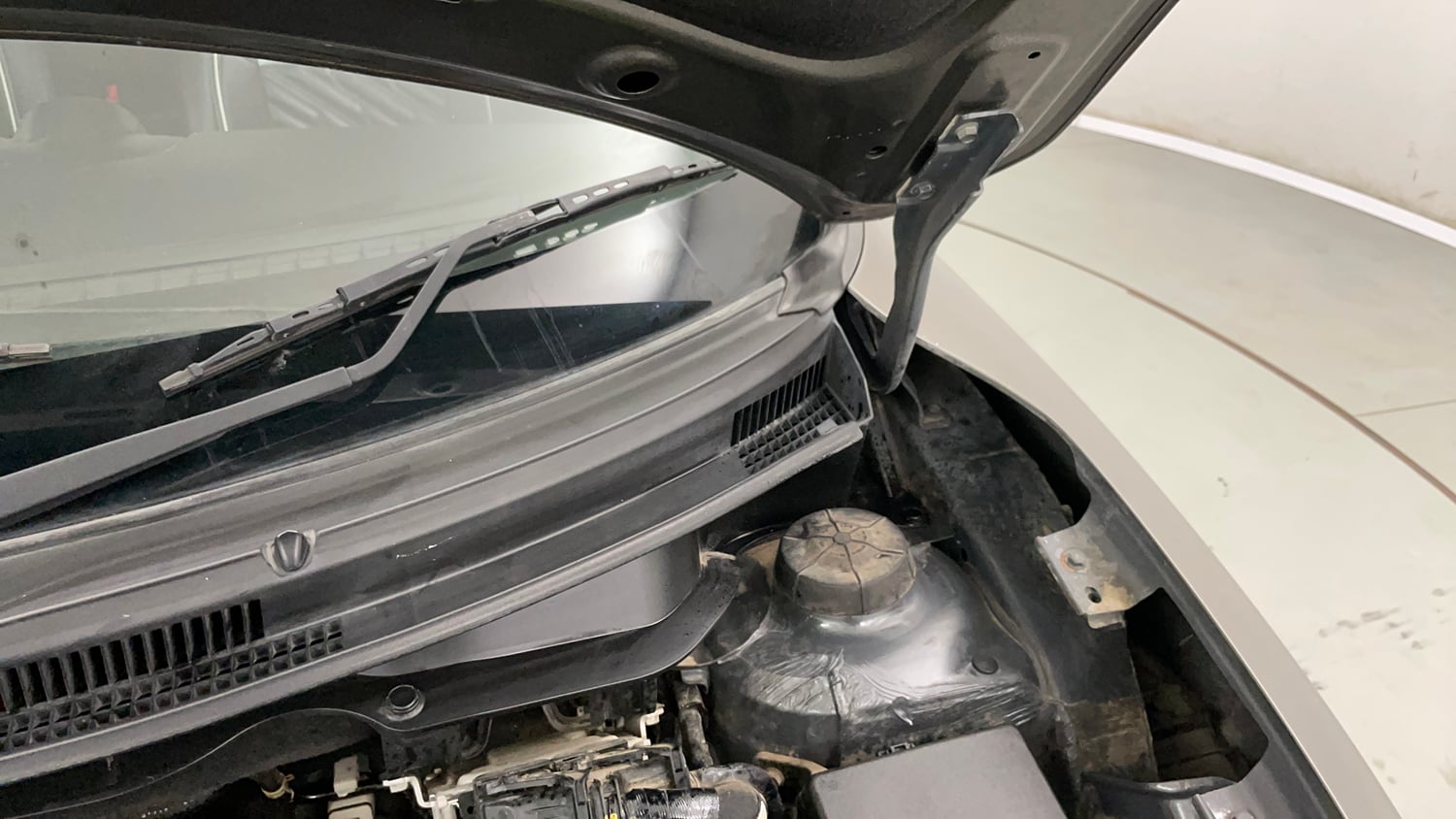 Used 2020 Maruti Suzuki Swift VXi Petrol Manual engine ENGINE LEFT SIDE HINGE & APRON VIEW