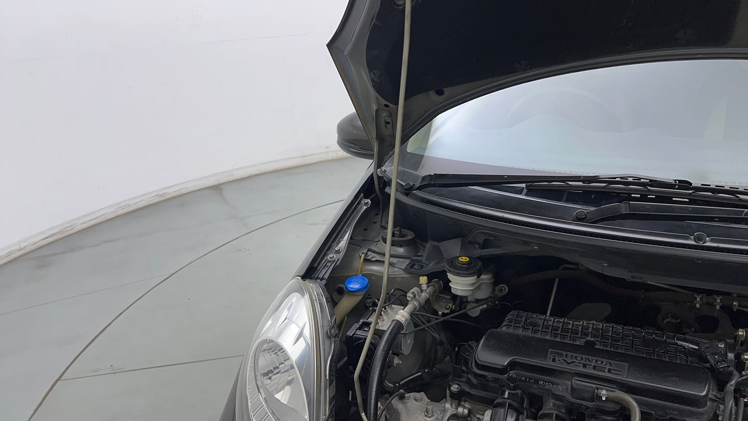 Used 2016 Honda Amaze 1.2 S AT i-VTEC Petrol Automatic engine ENGINE RIGHT SIDE HINGE & APRON VIEW