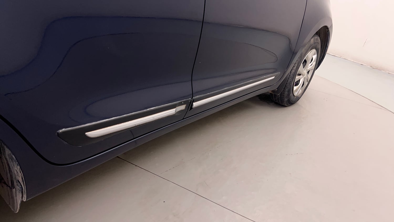 Used 2019 Maruti Suzuki Swift VXi AMT Petrol Automatic dents MINOR SCRATCH