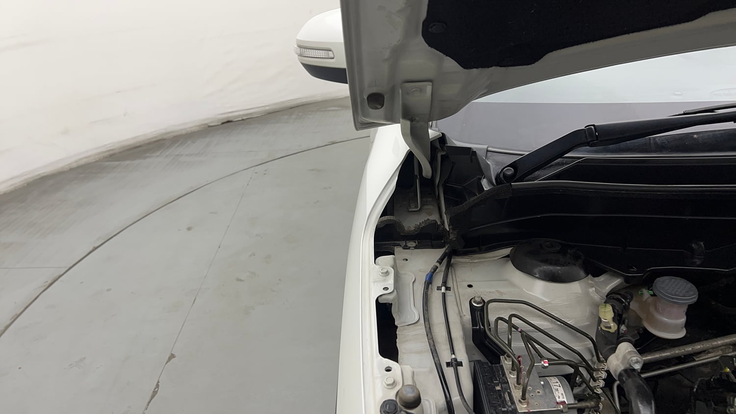Used 2022 Maruti Suzuki Brezza ZXi Petrol Manual engine ENGINE RIGHT SIDE HINGE & APRON VIEW