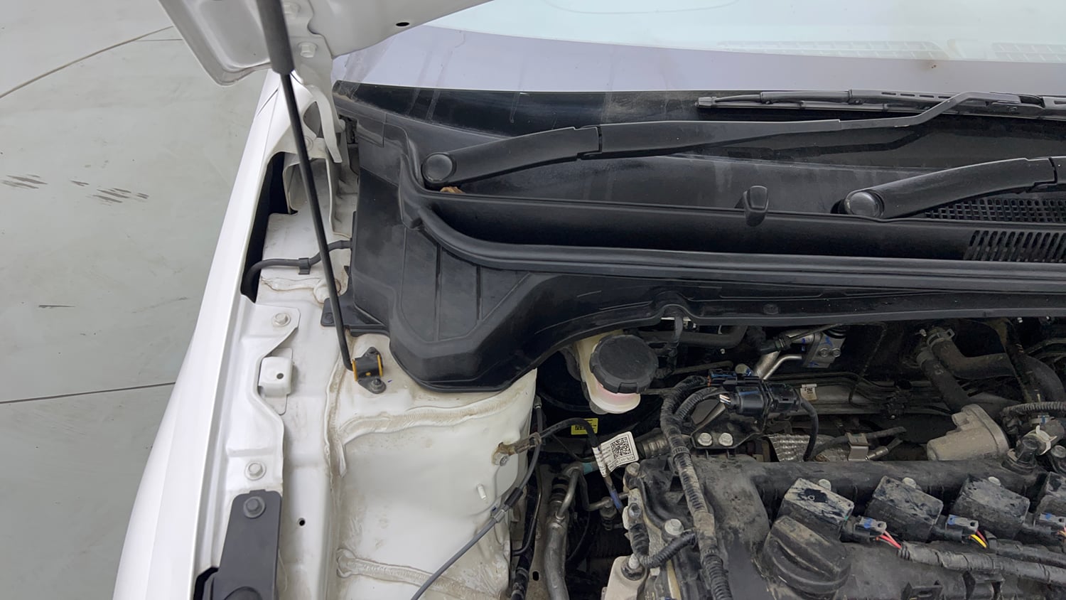 Used 2024 Hyundai New i20 Sportz 1.2 MT Petrol Manual engine ENGINE RIGHT SIDE HINGE & APRON VIEW