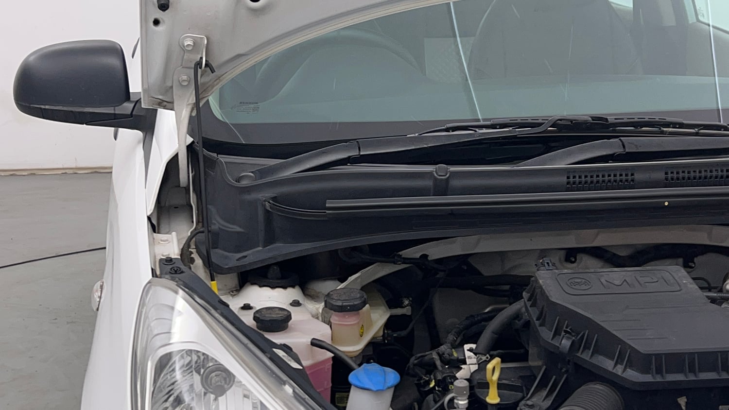 Used 2022 Hyundai Santro Era Executive Petrol Manual engine ENGINE RIGHT SIDE HINGE & APRON VIEW