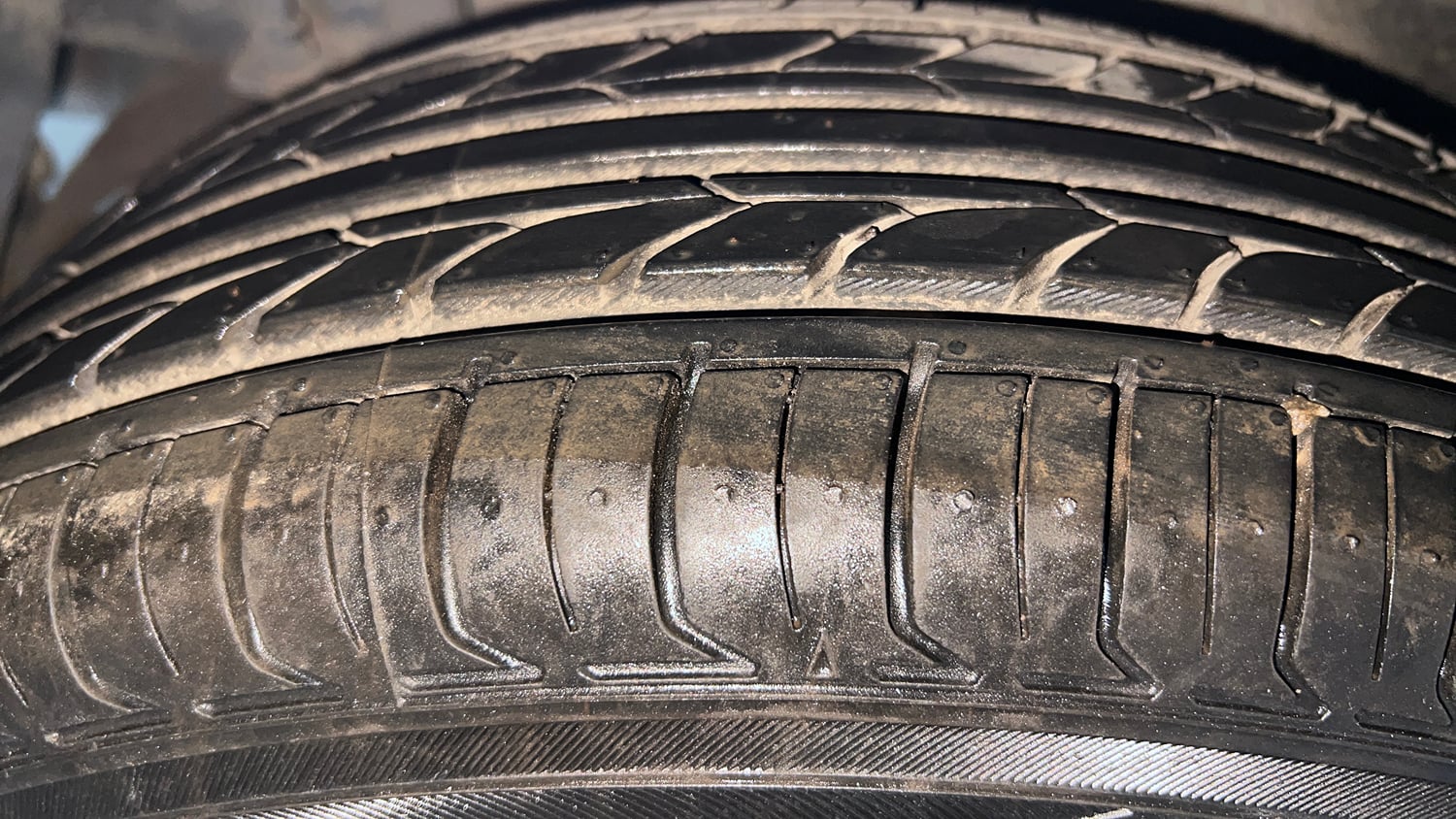 Used 2014 Hyundai Grand i10 Sportz AT 1.2 Kappa VTVT Petrol Automatic tyres RIGHT REAR TYRE TREAD VIEW