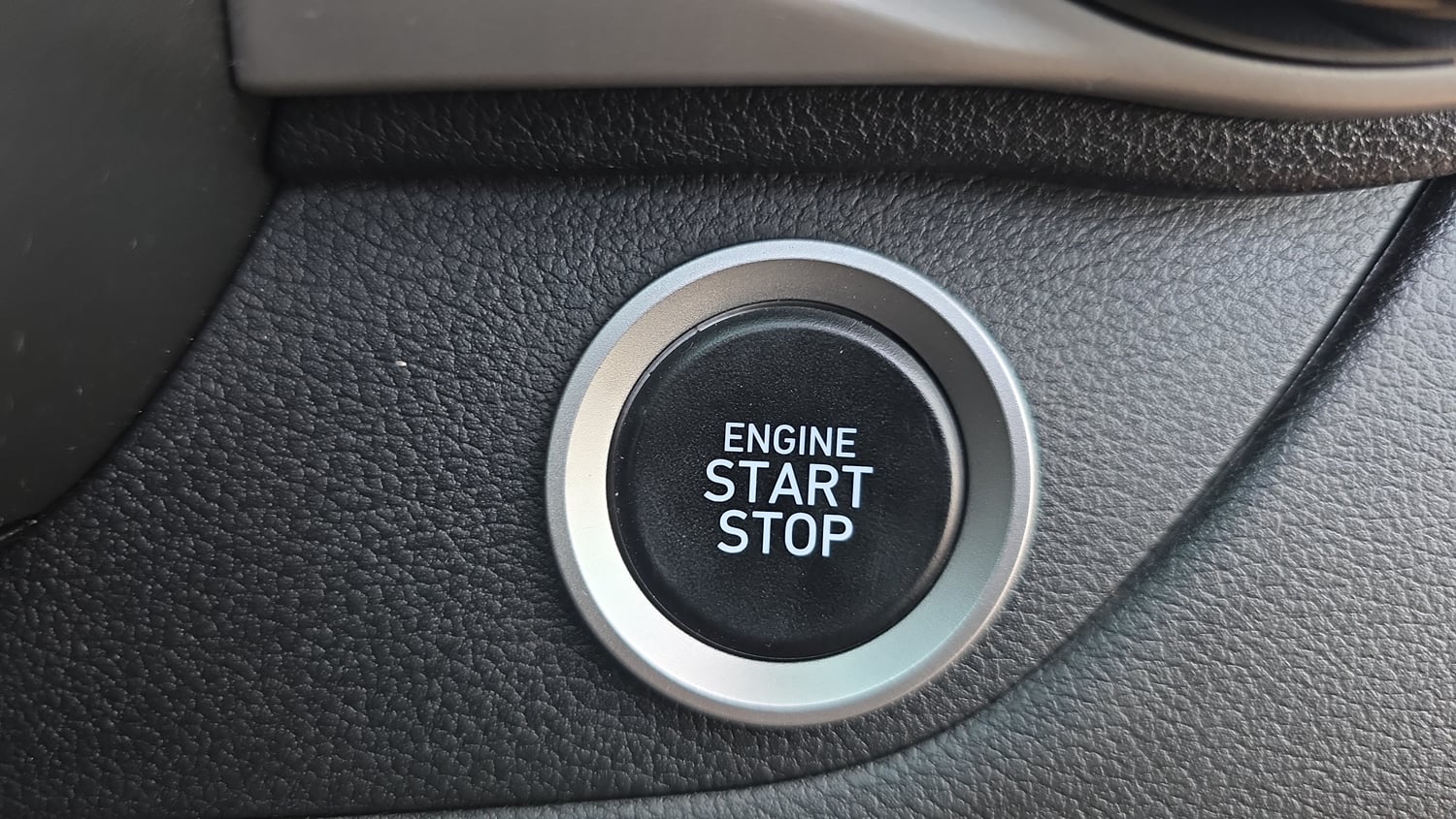 Used 2023 Hyundai Exter SX (O) Connect 1.2 AMT Petrol Automatic top_features Keyless start