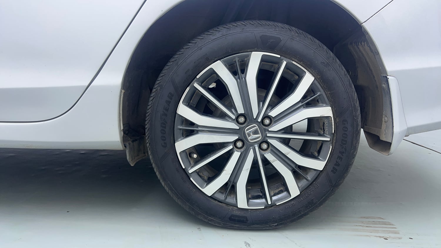 Used 2017 Honda City VX CVT Petrol Petrol Automatic tyres LEFT REAR TYRE RIM VIEW