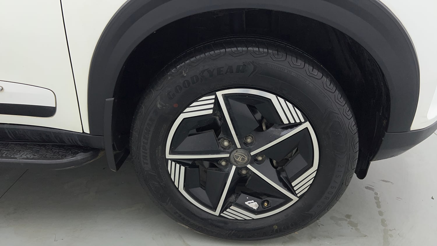 Used 2024 Tata Nexon Fearless 1.2 Revotron Petrol 6MT DT Petrol Manual tyres RIGHT FRONT TYRE RIM VIEW