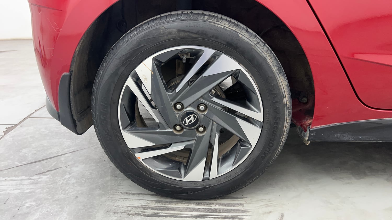 Used 2021 Hyundai New i20 Asta (O) 1.2 MT Petrol Manual tyres RIGHT REAR TYRE RIM VIEW