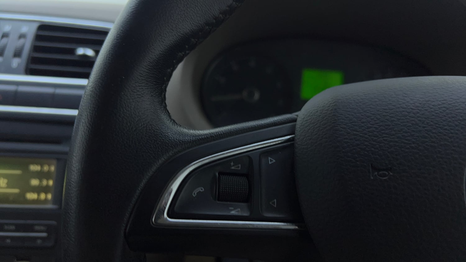 Used 2014 Skoda Rapid 1.6 MPI Elegance Petrol Manual top_features Cruise control