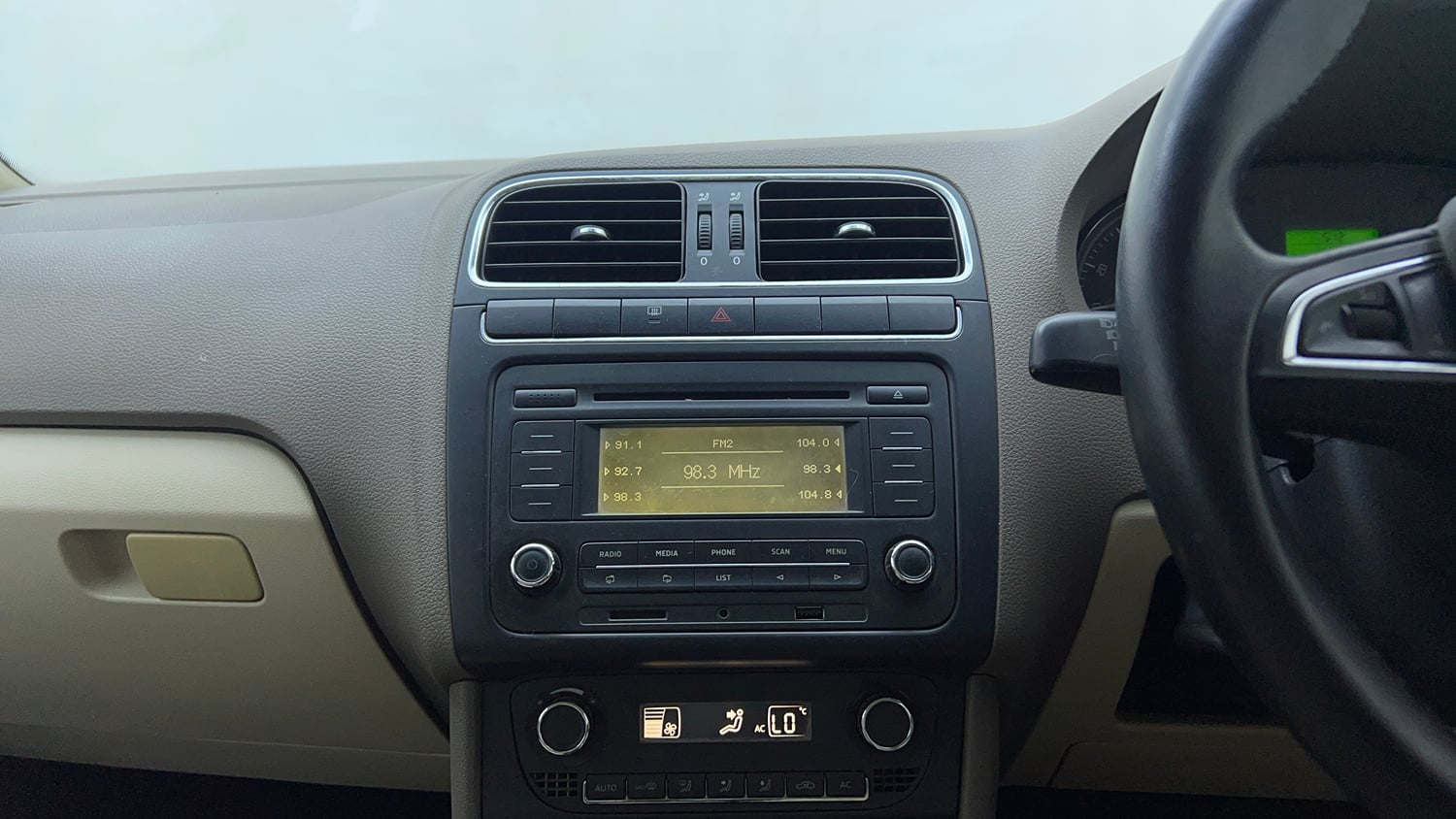Used 2014 Skoda Rapid 1.6 MPI Elegance Petrol Manual top_features Integrated (in-dash) music system