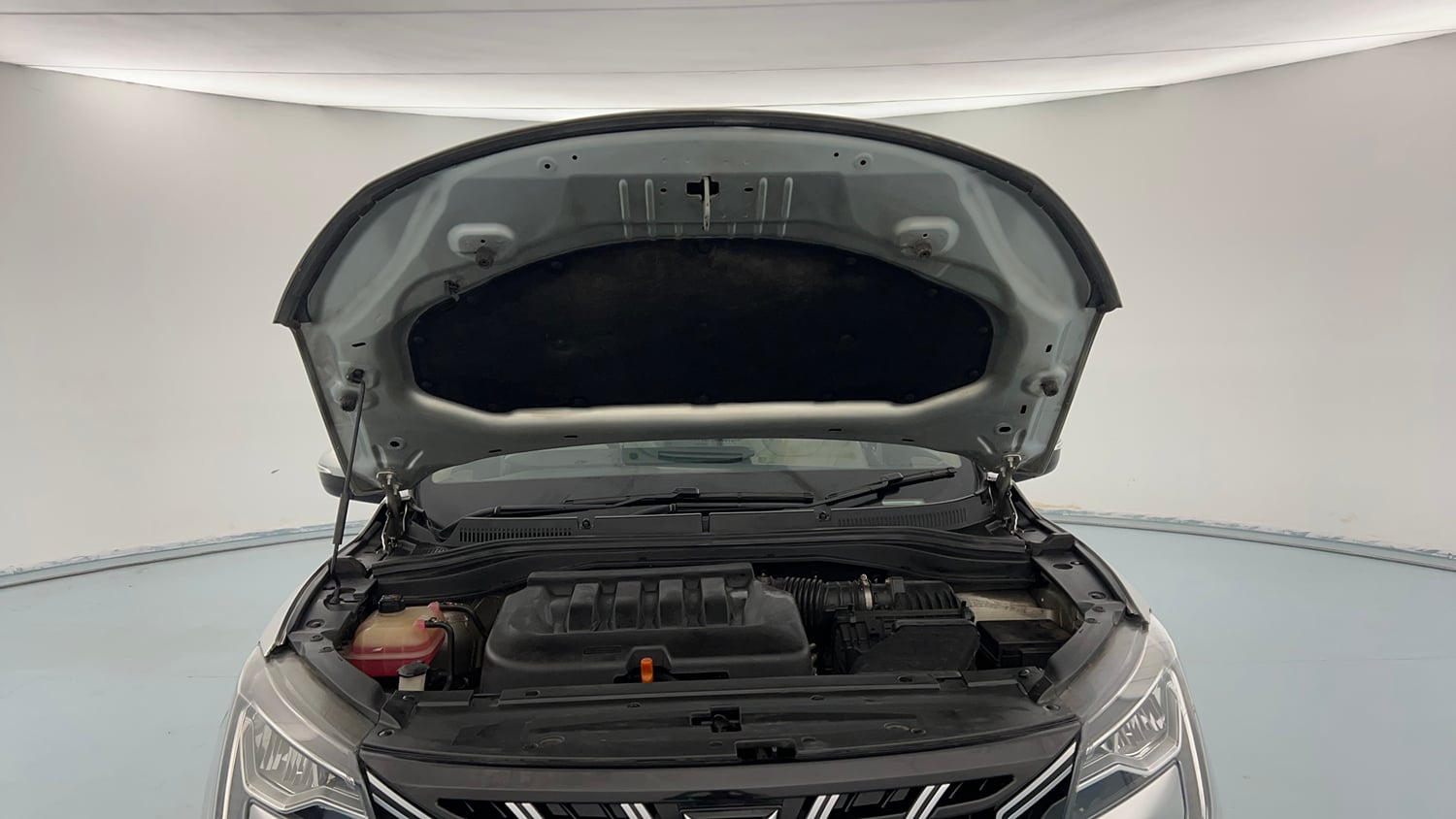 Used 2022 Mahindra XUV700 AX 7 Petrol MT 7 STR Petrol Manual engine ENGINE & BONNET OPEN FRONT VIEW