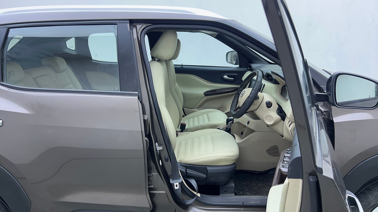 Used 2022 Nissan Magnite XV Turbo CVT Petrol Automatic interior RIGHT SIDE FRONT DOOR CABIN VIEW
