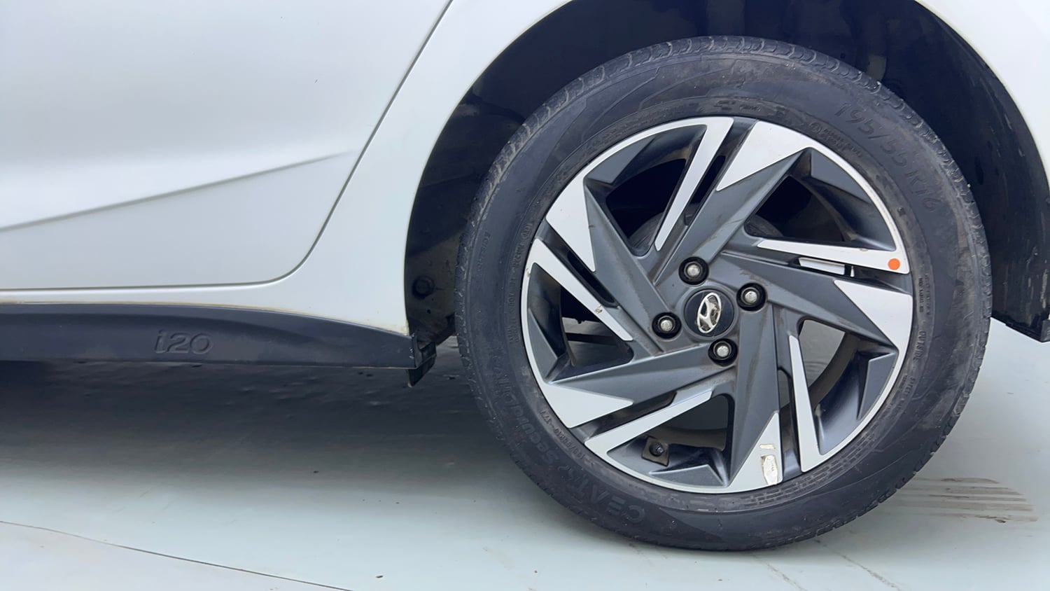 Used 2021 Hyundai New i20 Asta (O) 1.0 Turbo DCT Petrol Automatic tyres LEFT REAR TYRE RIM VIEW