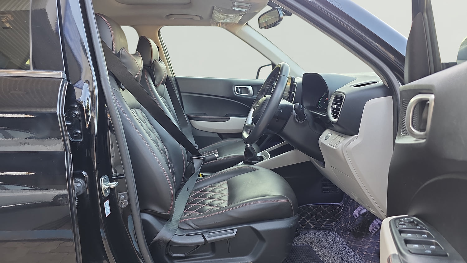 Used 2023 Hyundai Venue SX 1.2 Petrol Petrol Manual interior RIGHT SIDE FRONT DOOR CABIN VIEW