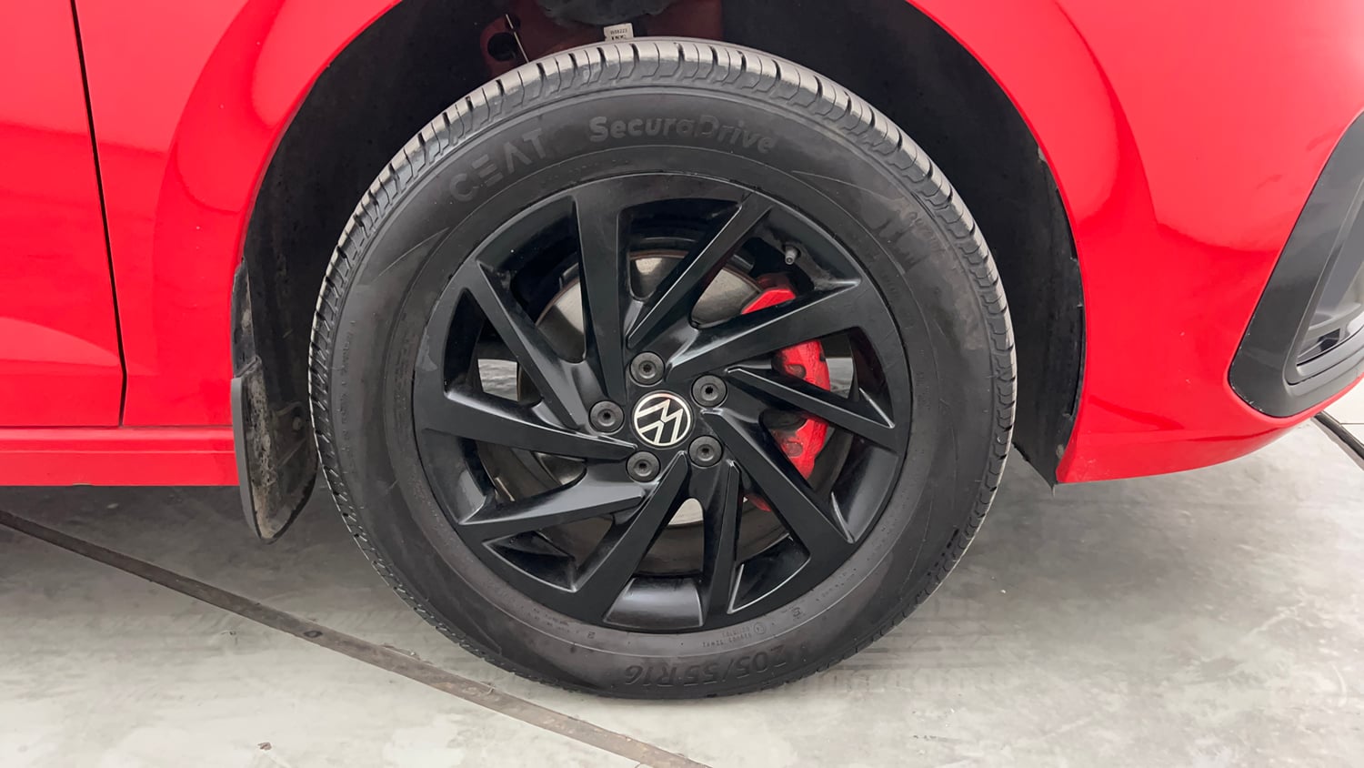 Used 2025 Volkswagen Virtus GT Line 1.0 TSI AT Petrol Automatic tyres RIGHT FRONT TYRE RIM VIEW