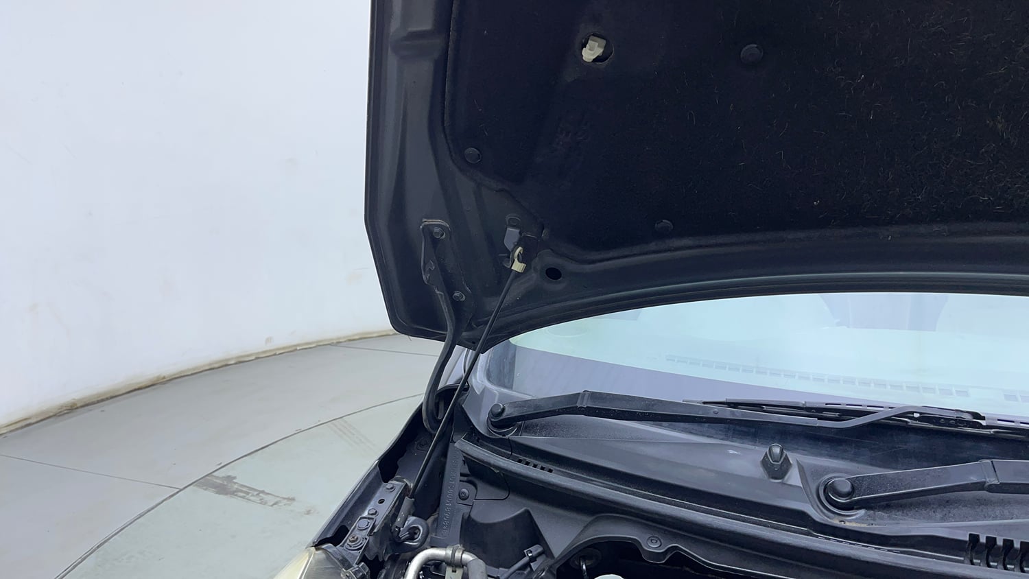 Used 2018 Maruti Suzuki Ertiga ZXI Petrol Manual engine ENGINE RIGHT SIDE HINGE & APRON VIEW