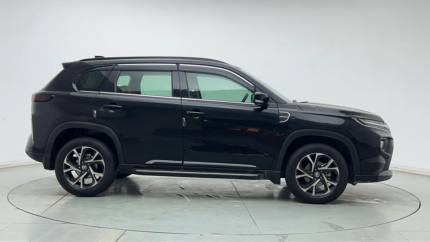 Used 2023 Toyota Urban Cruiser Hyryder V AT NeoDrive Petrol Automatic exterior RIGHT SIDE VIEW