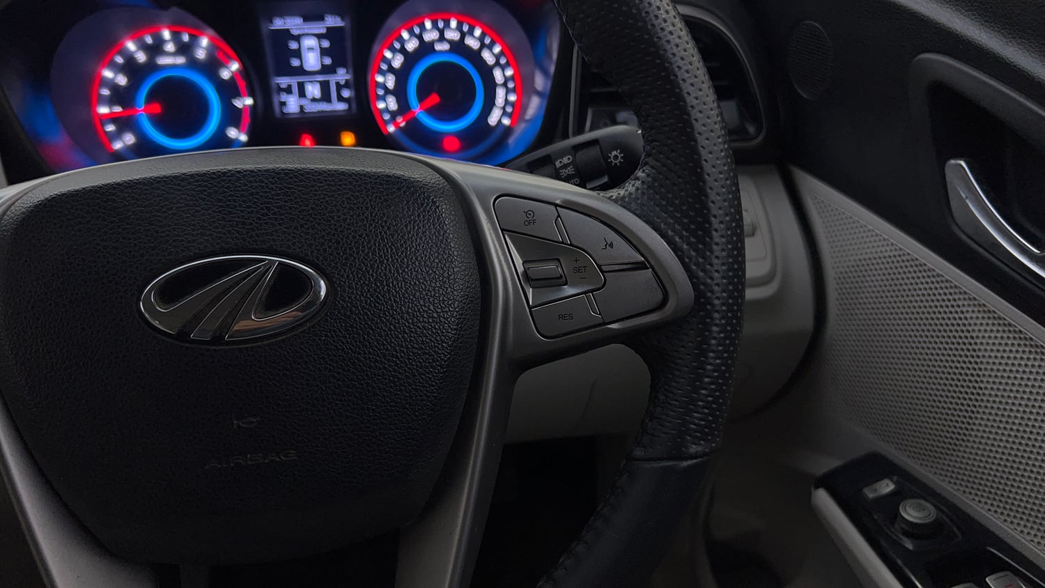 Used 2022 Mahindra XUV 300 W8 (O) 1.2 Petrol Petrol Manual top_features Cruise control