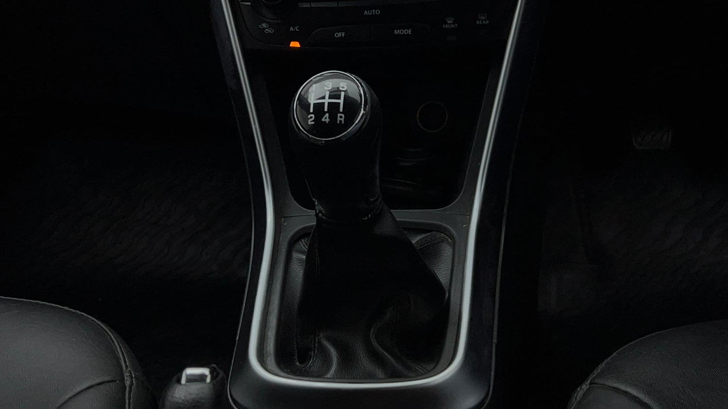 Used 2018 Maruti Suzuki S-Cross Zeta 1.3 Diesel Manual interior GEAR  KNOB VIEW