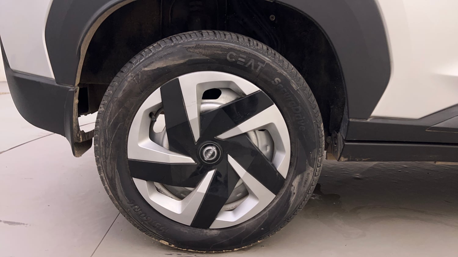 Used 2025 Nissan Magnite Visia B4D 1.0 Petrol AMT Petrol Automatic tyres RIGHT REAR TYRE RIM VIEW