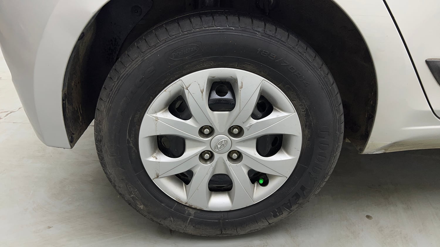 Used 2017 Hyundai Elite i20 Sportz 1.2 Petrol Manual tyres RIGHT REAR TYRE RIM VIEW