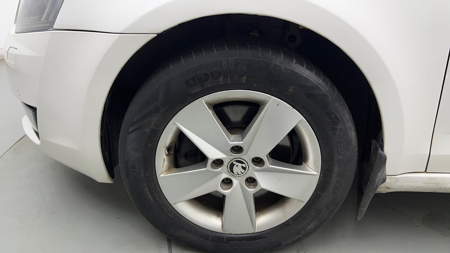 Used 2017 Skoda Octavia 1.8 TSI Ambition Plus AT Petrol Automatic tyres LEFT FRONT TYRE RIM VIEW