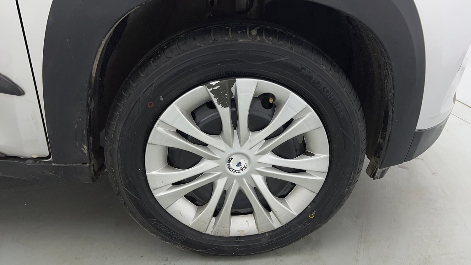 Used 2018 Mahindra KUV100 NXT K6 Plus 6 STR Petrol Manual tyres RIGHT FRONT TYRE RIM VIEW