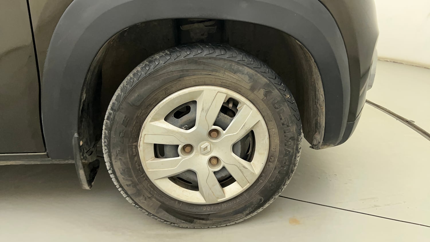 Used 2019 Renault Kwid RXT (O) 1.0 SCE Edition Petrol Manual tyres RIGHT FRONT TYRE RIM VIEW