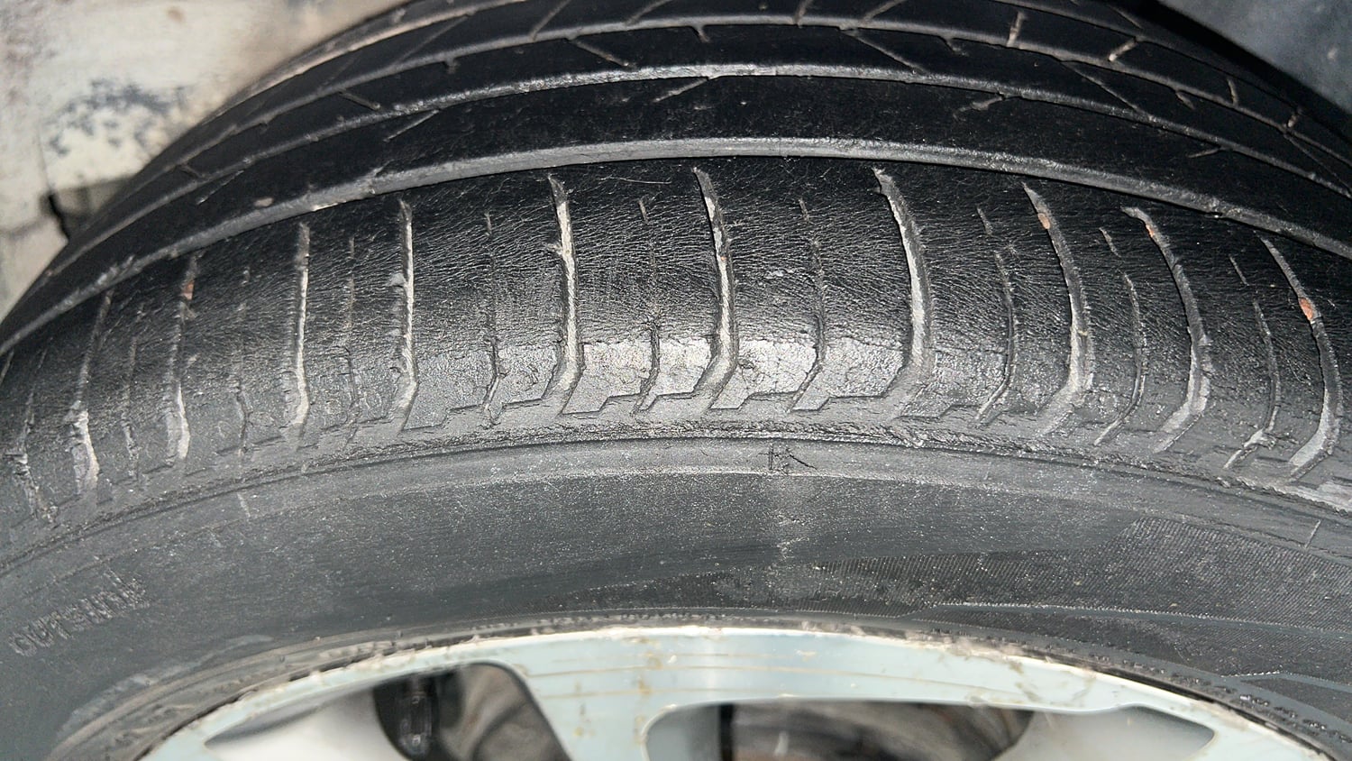 Used 2017 Hyundai Elite i20 Asta 1.4 CRDI (O) Diesel Manual tyres LEFT REAR TYRE TREAD VIEW