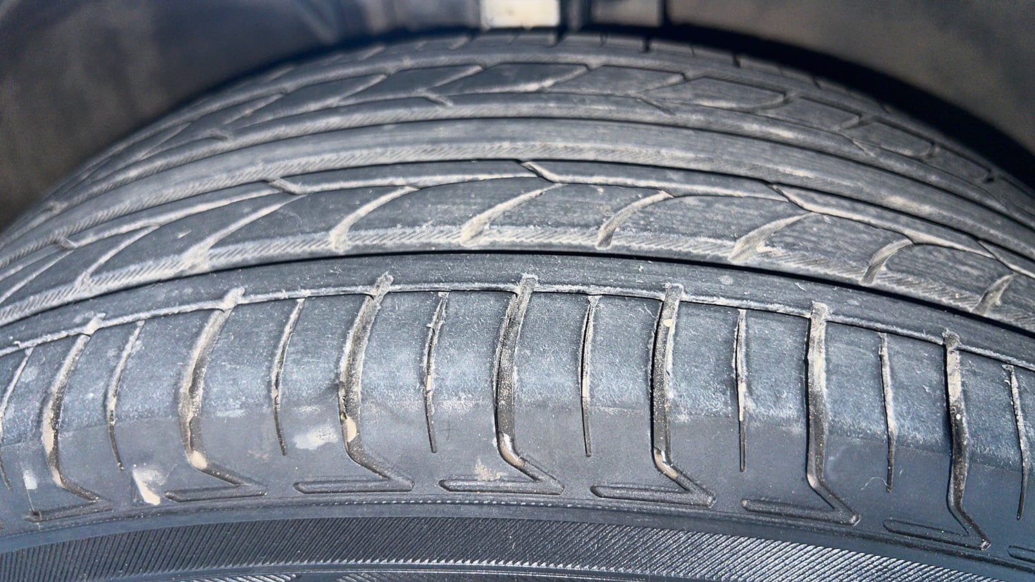 Used 2016 Volkswagen Ameo Comfortline 1.2L (P) Petrol Manual tyres RIGHT FRONT TYRE TREAD VIEW