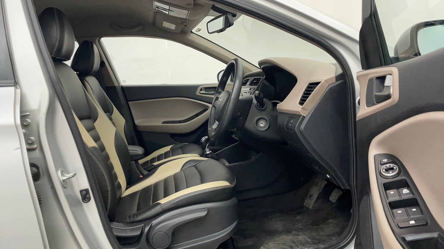 Used 2016 Hyundai Elite i20 Sportz 1.4 CRDI Diesel Manual interior RIGHT SIDE FRONT DOOR CABIN VIEW