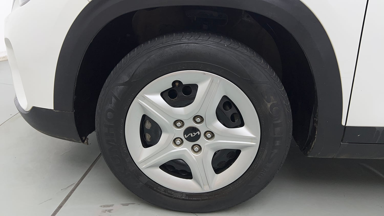 Used 2024 Kia Seltos HTE 1.5 Diesel MT Diesel Manual tyres LEFT FRONT TYRE RIM VIEW