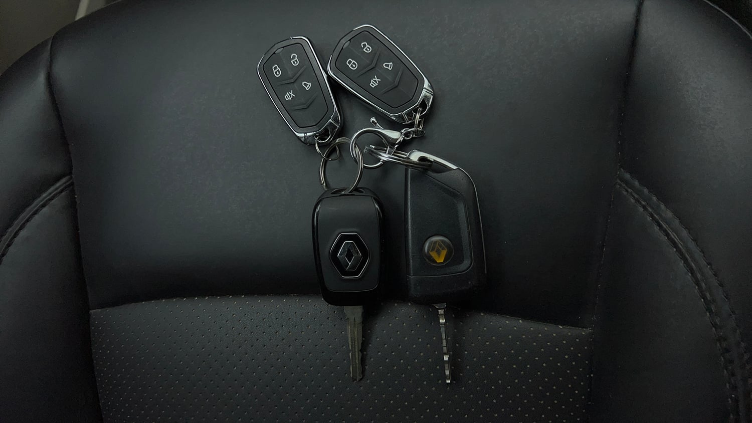 Used 2022 Renault Triber RXE Petrol Manual extra CAR KEY VIEW