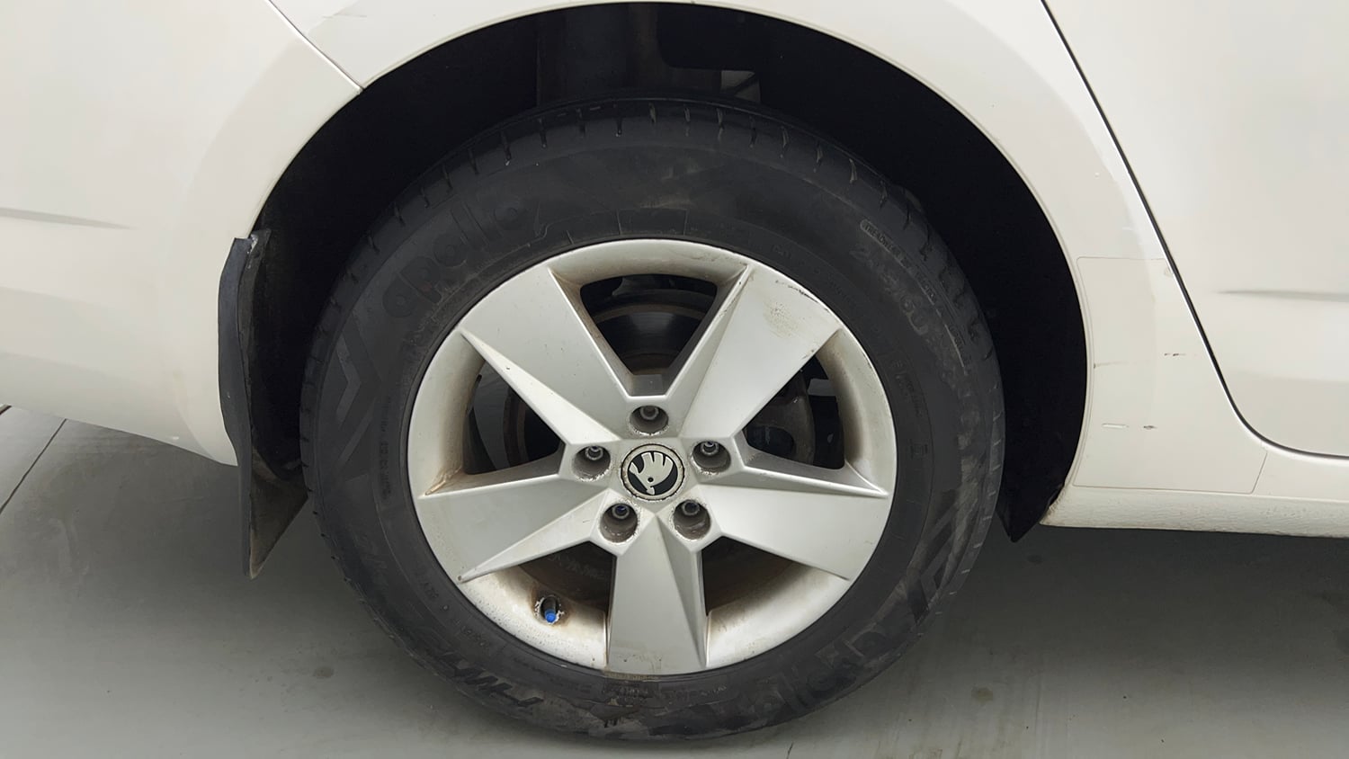 Used 2017 Skoda Octavia 1.8 TSI Ambition Plus AT Petrol Automatic tyres RIGHT REAR TYRE RIM VIEW